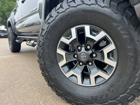 Used 2021 Toyota Tacoma TRD Off-Road AWD/4WD image 10