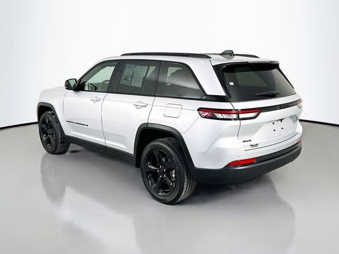 Used 2025 Jeep Grand Cherokee Altitude AWD/4WD image 5