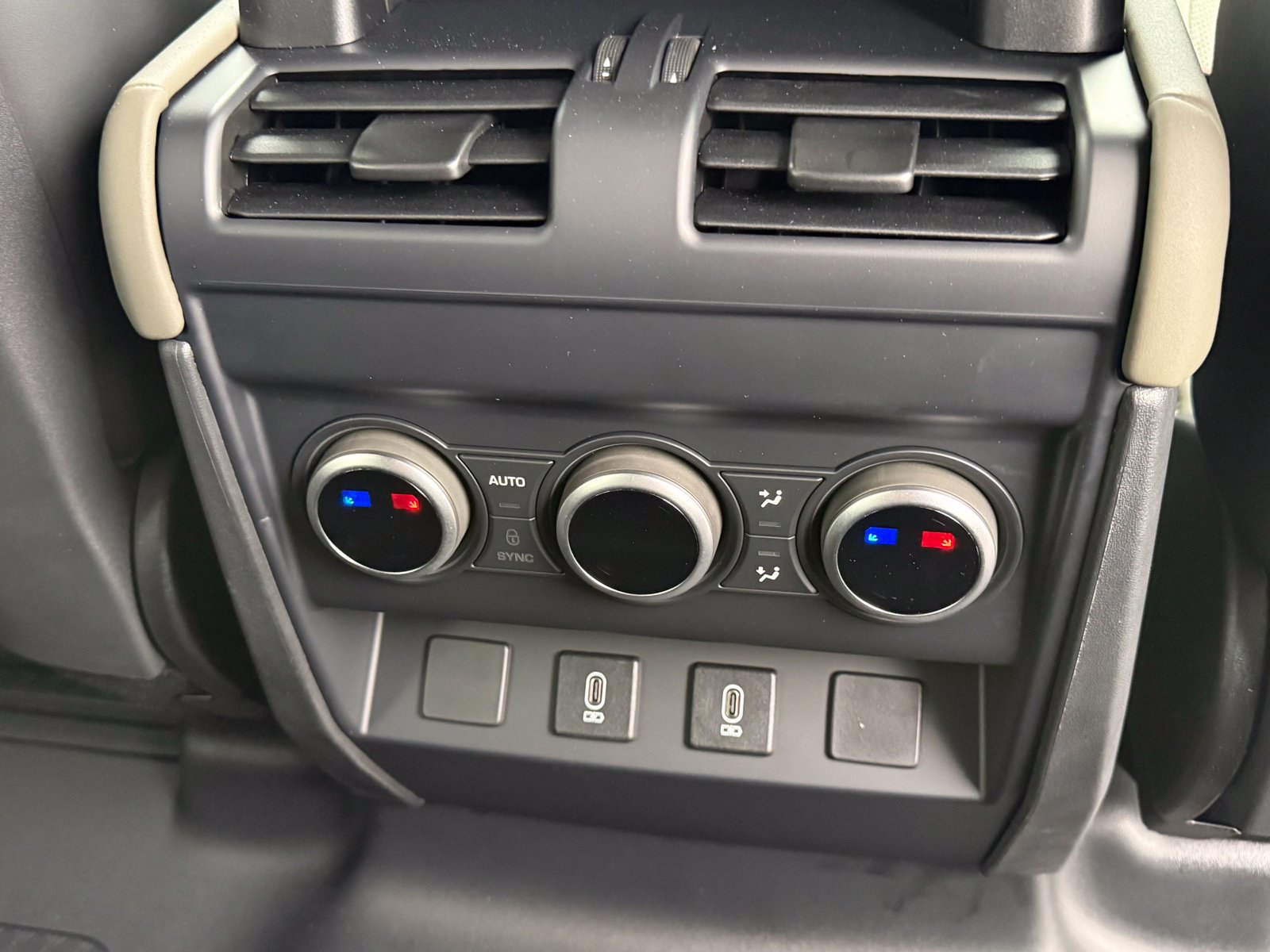 New 2026 Land Rover Defender 110 X-Dynamic SE AWD/4WD image 17