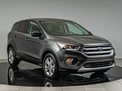 Used 2017 Ford Escape SE FWD image 3