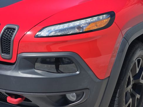 Used 2017 Jeep Cherokee Trailhawk image 10