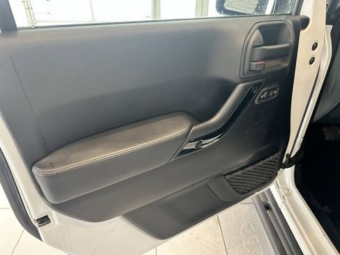 Used 2015 Jeep Wrangler Unlimited Sahara image 9