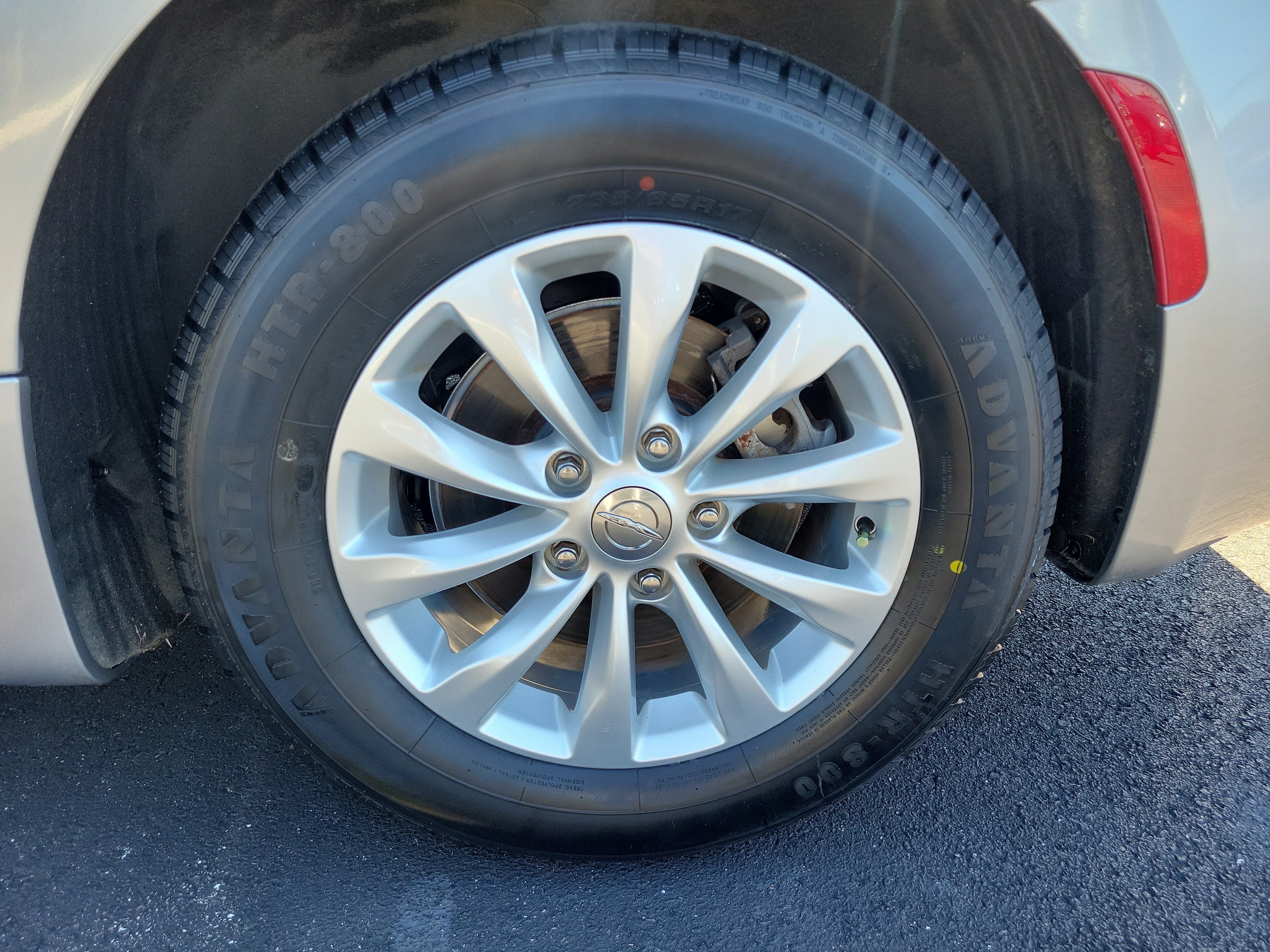 Used 2019 Chrysler Pacifica LX w/ Tire & Wheel Group FWD image 9