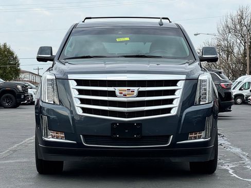 Used 2019 Cadillac Escalade Luxury image 2