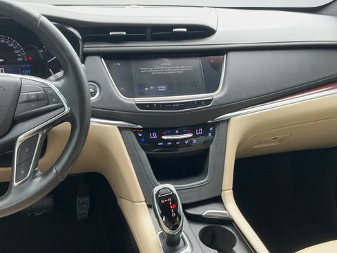 Used 2018 Cadillac XT5 Premium Luxury FWD image 8