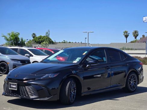 Used 2025 Toyota Camry SE FWD image 3