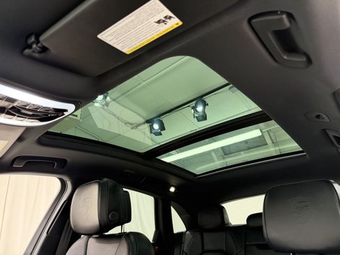 Certified 2024 Porsche Macan image 36