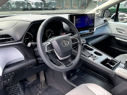 Used 2025 Toyota Sienna XLE w/ XLE Plus Package image 13