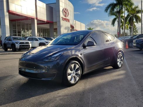 Used 2024 Tesla Model Y Long Range image 2