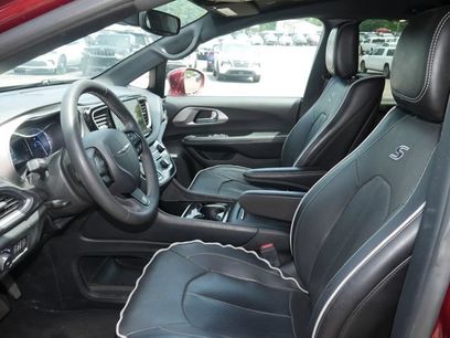 Used 2022 Chrysler Pacifica Limited w/ Uconnect Theater Family Group