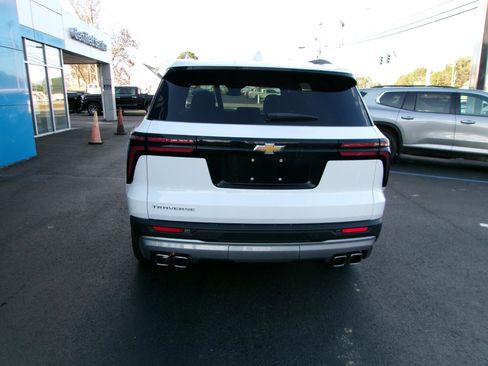 Used 2025 Chevrolet Traverse LT image 4