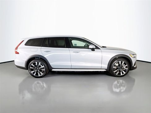 Certified 2026 Volvo V60 B5 Cross Country Ultra w/ Climate Package AWD/4WD image 8