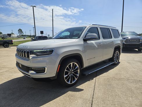 Used 2022 Jeep Wagoneer Series III w/ Premium Group I AWD/4WD image 2