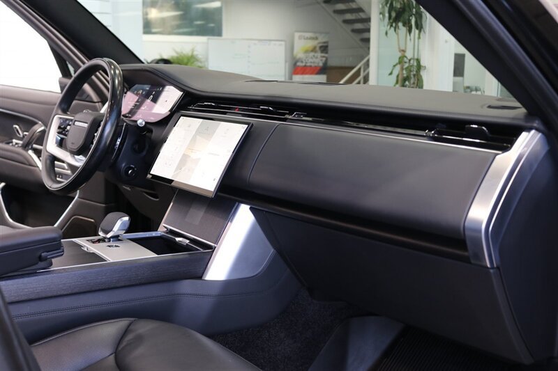 Used 2025 Land Rover Range Rover Long Wheelbase Autobiography AWD/4WD image 32