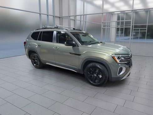 Used 2024 Volkswagen Atlas Peak Edition SE AWD/4WD image 2