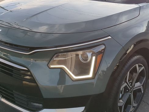 Certified 2023 Kia Niro EX Touring image 10