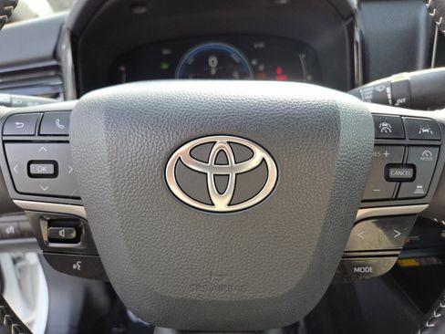 Used 2025 Toyota Camry SE image 27