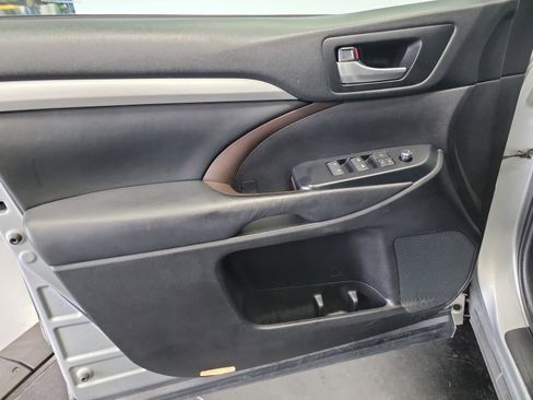 Used 2018 Toyota Highlander XLE AWD/4WD image 13