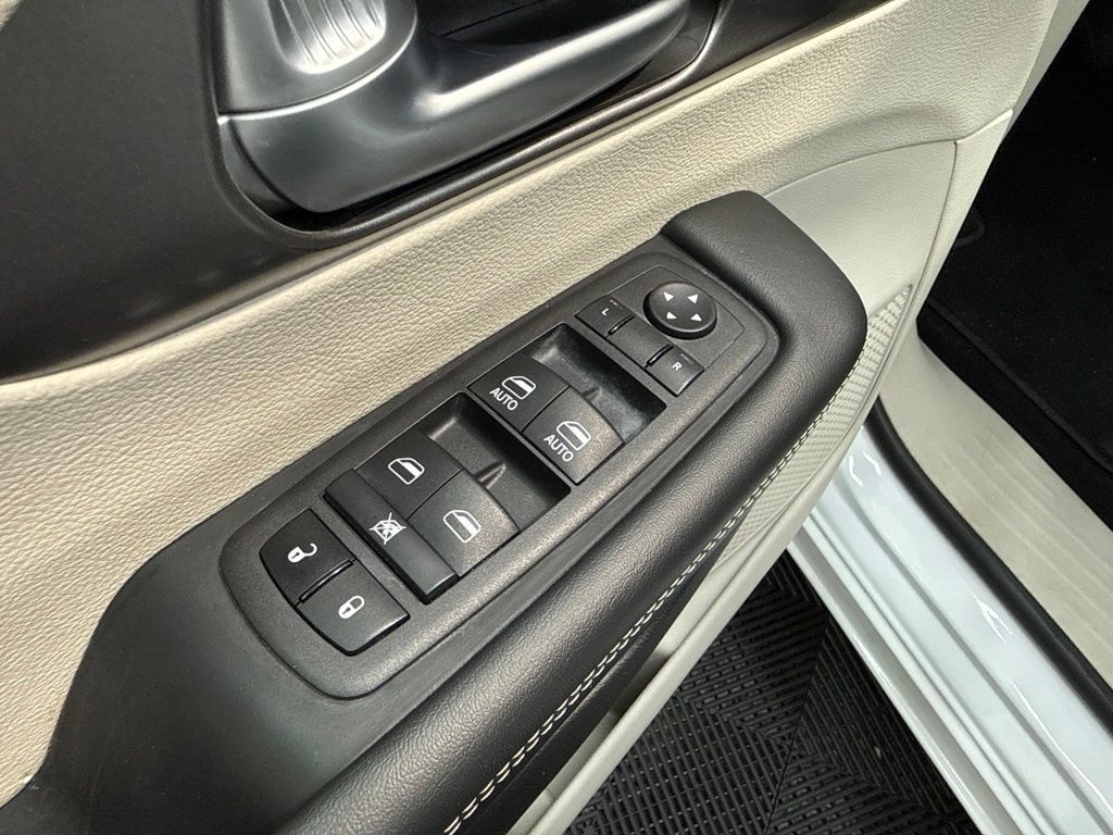 Used 2024 Chrysler Pacifica Touring-L FWD image 15