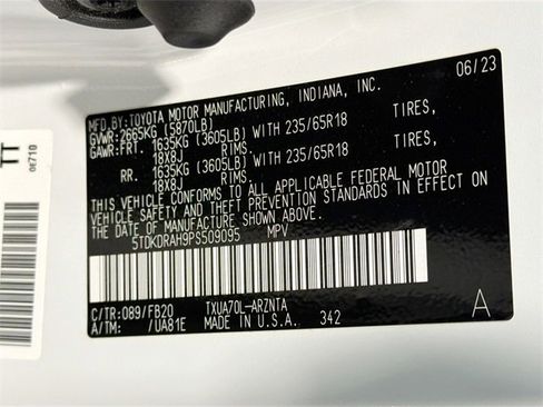 Certified 2023 Toyota Highlander L image 27