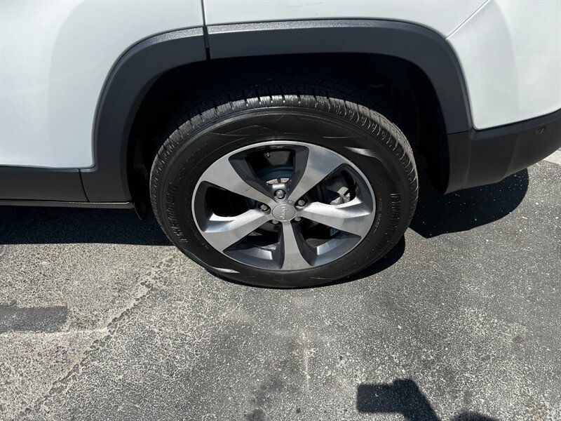 Used 2019 Jeep Cherokee Limited w/ Luxury Group AWD/4WD image 12
