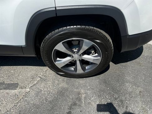 Used 2019 Jeep Cherokee Limited w/ Luxury Group AWD/4WD image 12