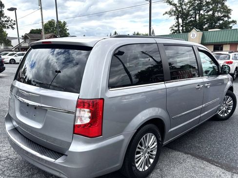 Used 2013 Chrysler Town & Country Touring-L w/ Driver Convenience Group FWD image 5
