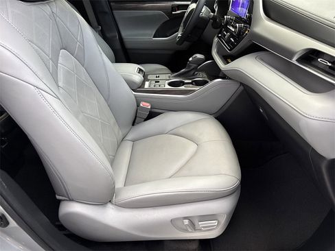 Used 2024 Toyota Highlander LE image 13