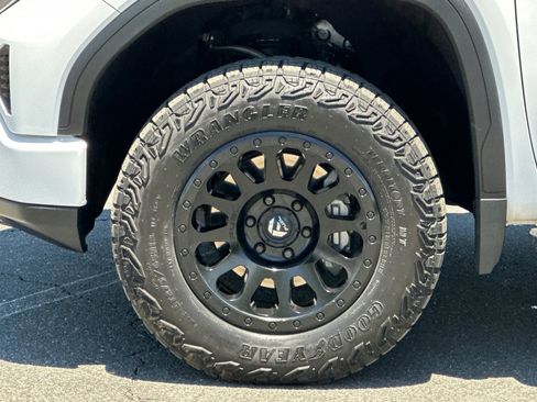 Used 2023 GMC Sierra 1500 AT4 w/ Technology Package AWD/4WD image 13