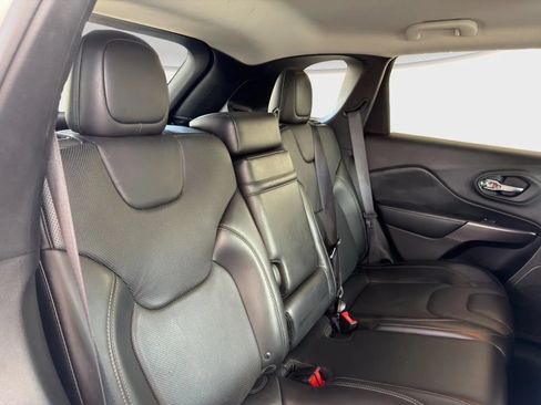 Used 2019 Jeep Cherokee Limited FWD image 19