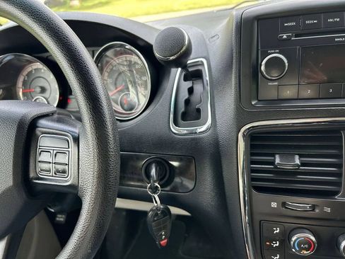 Used 2016 Dodge Grand Caravan American Value Package FWD image 16