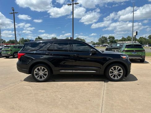 Used 2023 Ford Explorer XLT w/ Equipment Group 202A RWD image 4