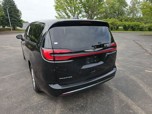 Used 2023 Chrysler Pacifica Touring-L FWD image 3