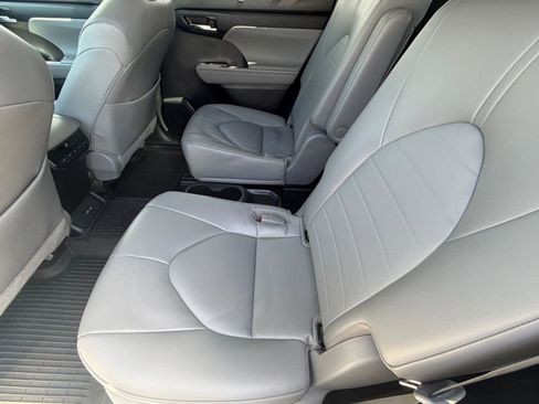 Used 2023 Toyota Highlander XLE image 29