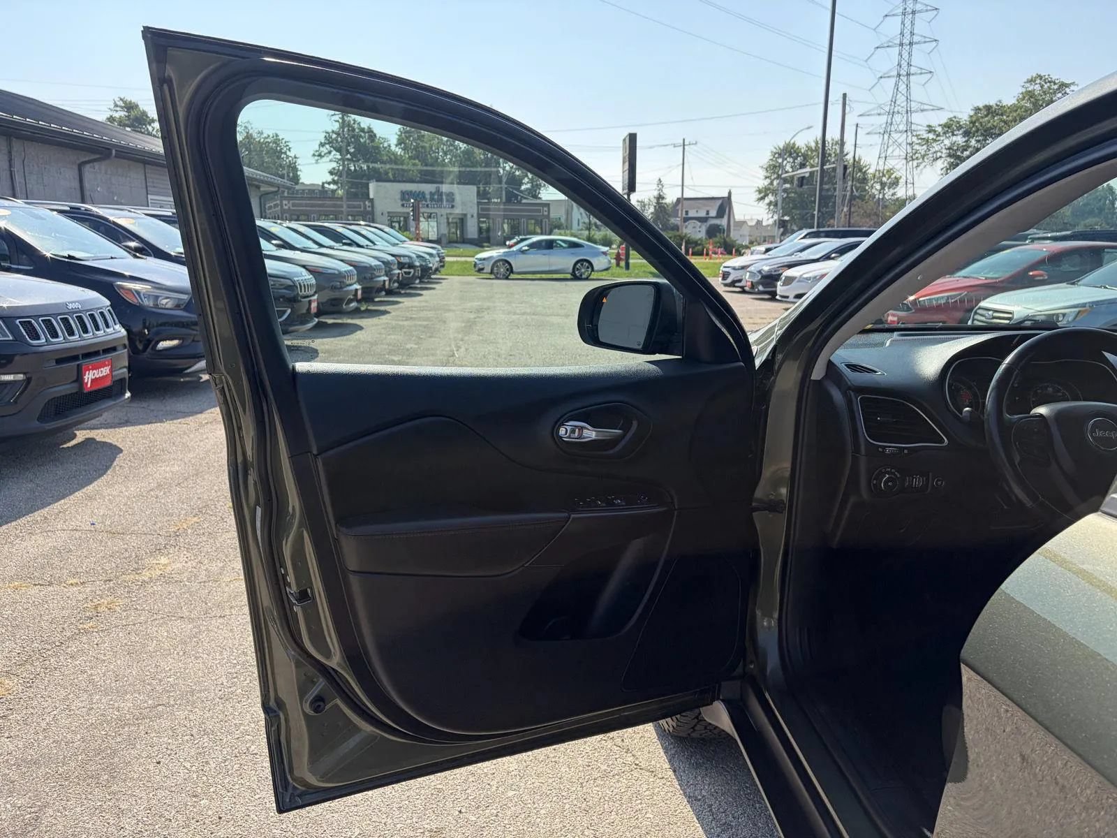 Used 2020 Jeep Cherokee Trailhawk w/ Comfort/Convenience Group AWD/4WD image 10