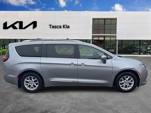 Used 2020 Chrysler Pacifica Touring-L image 4