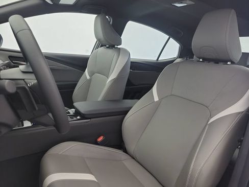 Used 2025 Toyota Camry SE w/ Convenience Package FWD image 18