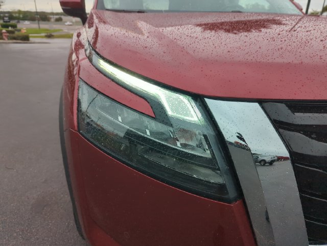 Certified 2025 Nissan Pathfinder Platinum AWD/4WD image 17