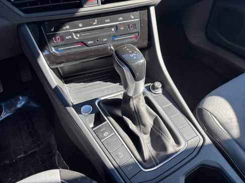 Used 2025 Volkswagen Jetta SE image 40