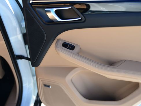 Certified 2026 Porsche Macan AWD/4WD image 27