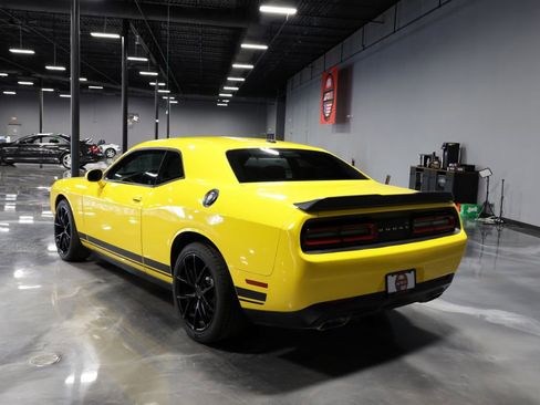 Used 2017 Dodge Challenger SXT RWD image 5