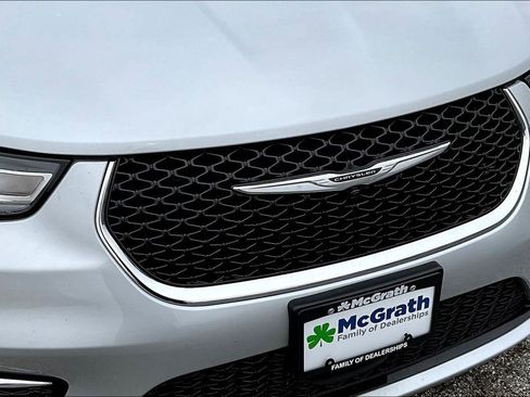 Used 2024 Chrysler Pacifica Touring-L image 32