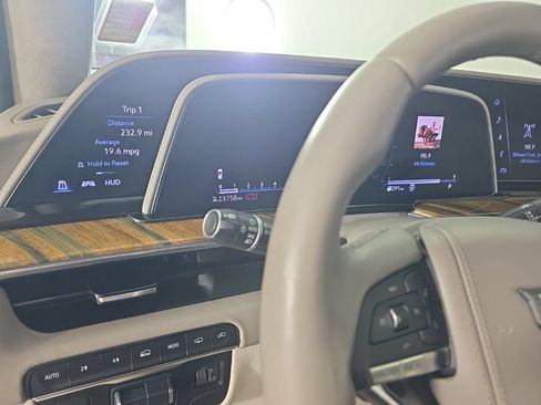Used 2022 Cadillac Escalade Premium Luxury Platinum AWD/4WD image 17