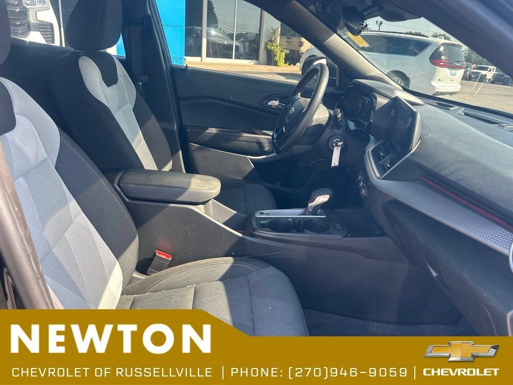 Used 2025 Chevrolet Trax RS w/ Driver Confidence Package FWD image 8
