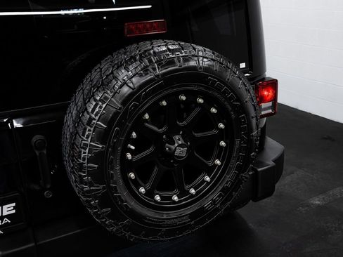 Used 2012 Jeep Wrangler Unlimited Rubicon w/ Dual Top Group AWD/4WD image 15
