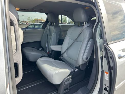 Used 2022 Toyota Sienna XLE image 25
