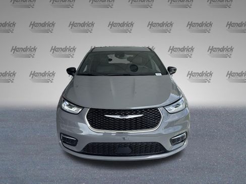 Used 2025 Chrysler Pacifica Select FWD image 28