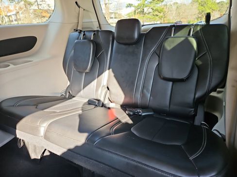 Used 2024 Chrysler Pacifica Limited FWD image 20