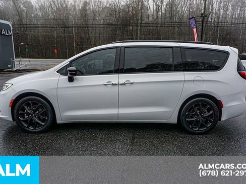 Used 2025 Chrysler Pacifica Limited image 7