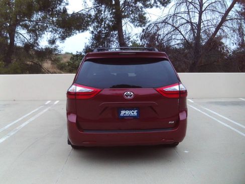 Used 2017 Toyota Sienna XLE w/ XLE Navigation Package FWD image 4